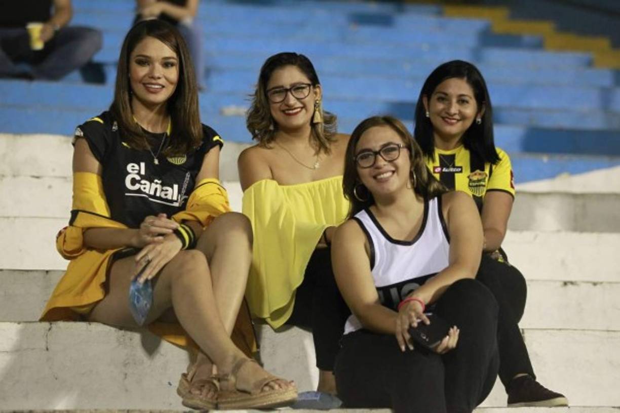 Sirey Morán estuvo acompañada por otras bellezas en las gradas del estadio Morazán. Foto Yoseph Amaya