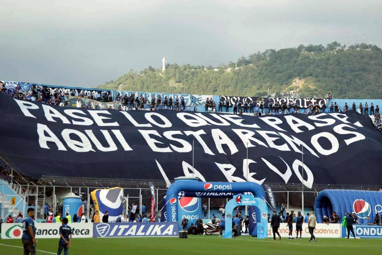 La barra del Motagua recibió a su equipo en la final con esta enorme manta.