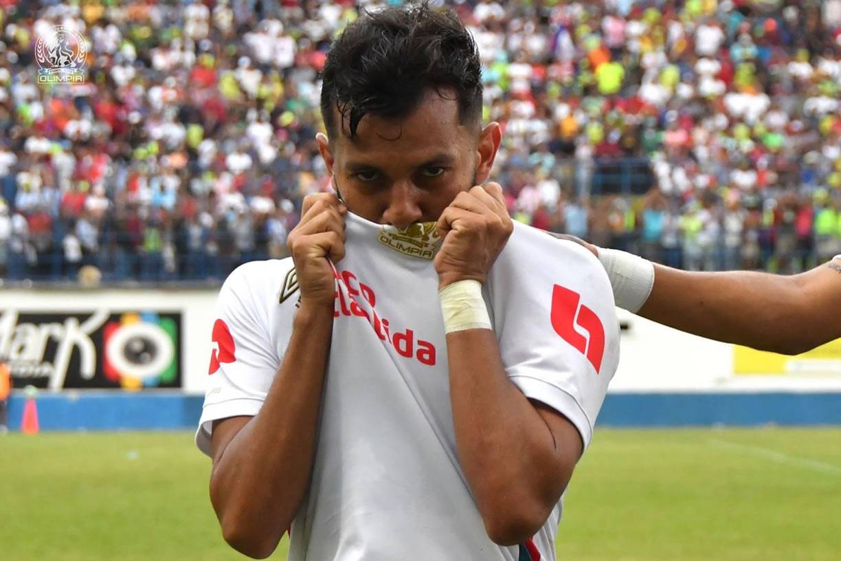 Jorge Álvarez besó el escudo del Olimpia en la celebración de su gol.