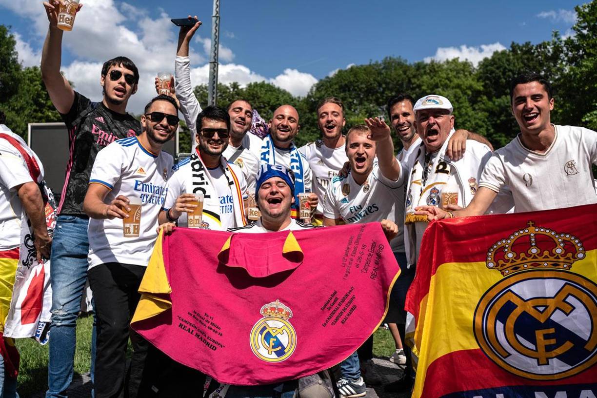 Miles de aficionados del Real Madrid han viajado a París para apoyar a su equipo en la final de la Champions.
