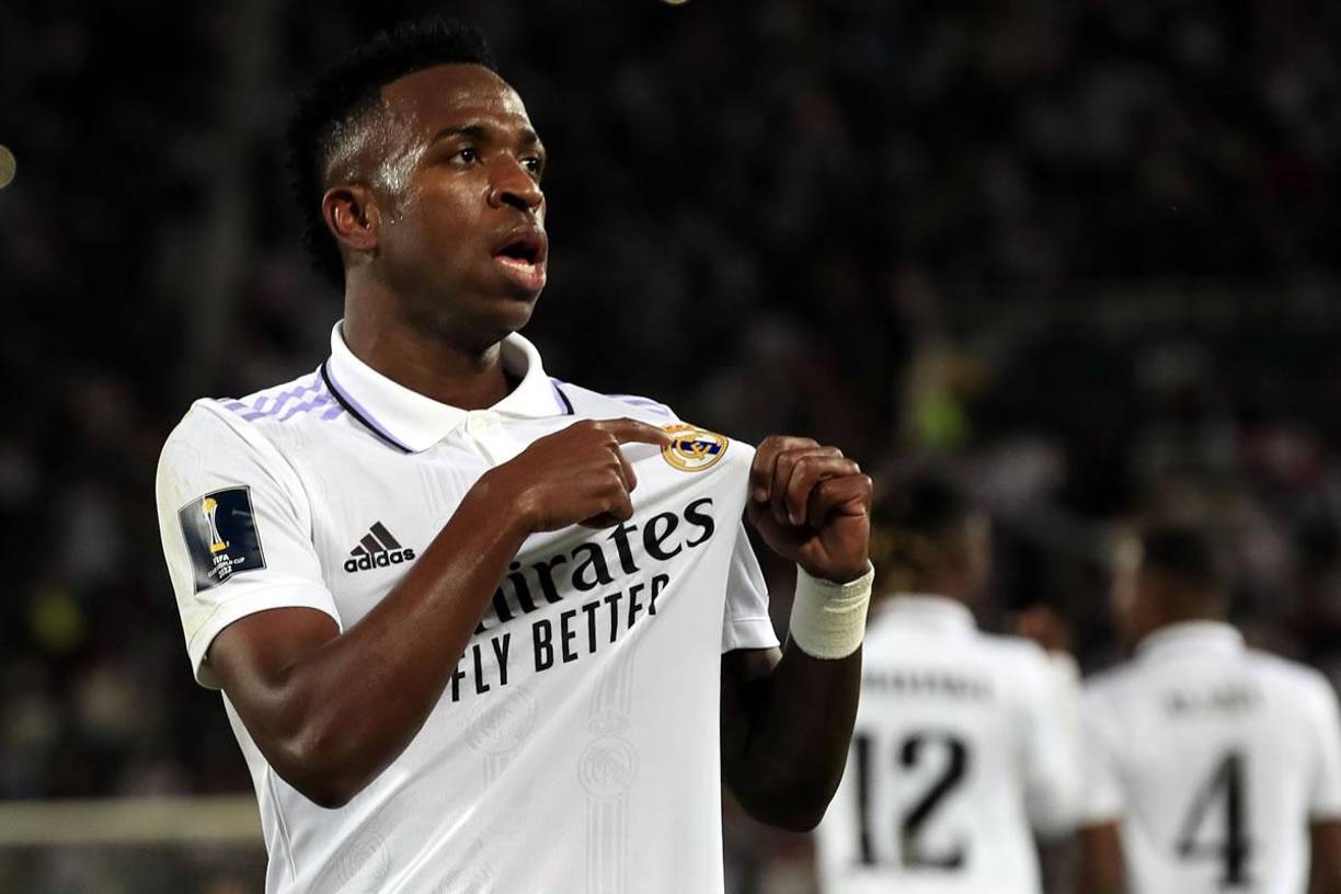 Tras la polémica que vivió en los últimos días, Vinicius respondió nuevamente señalando el escudo del Real Madrid.