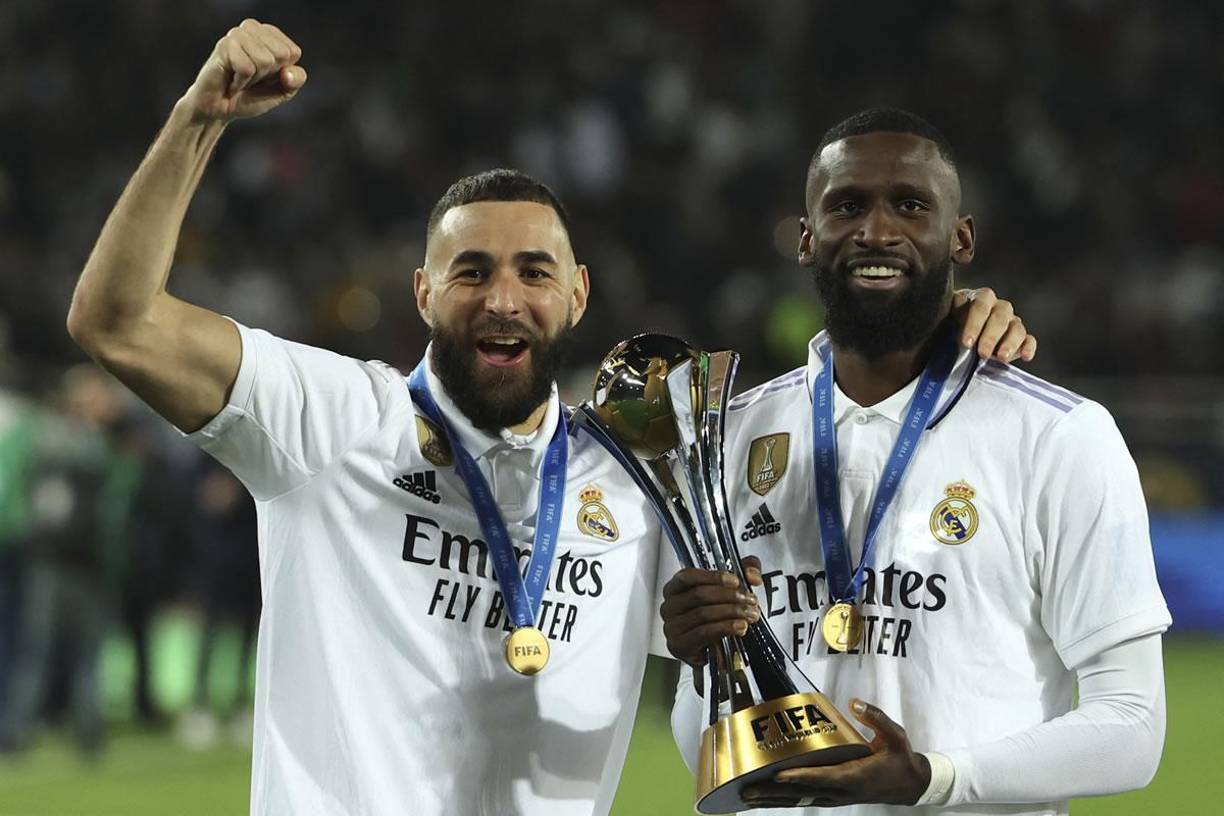 Karim Benzema y Antonio Rüdiger celebrando con el trofeo de campeones.