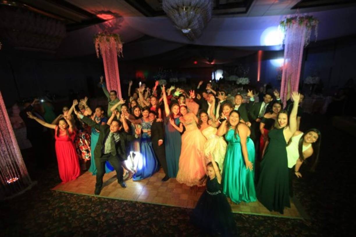 La muchachada se la pasó espectacular y la quinceañera tuvo su fiesta de ensueño.