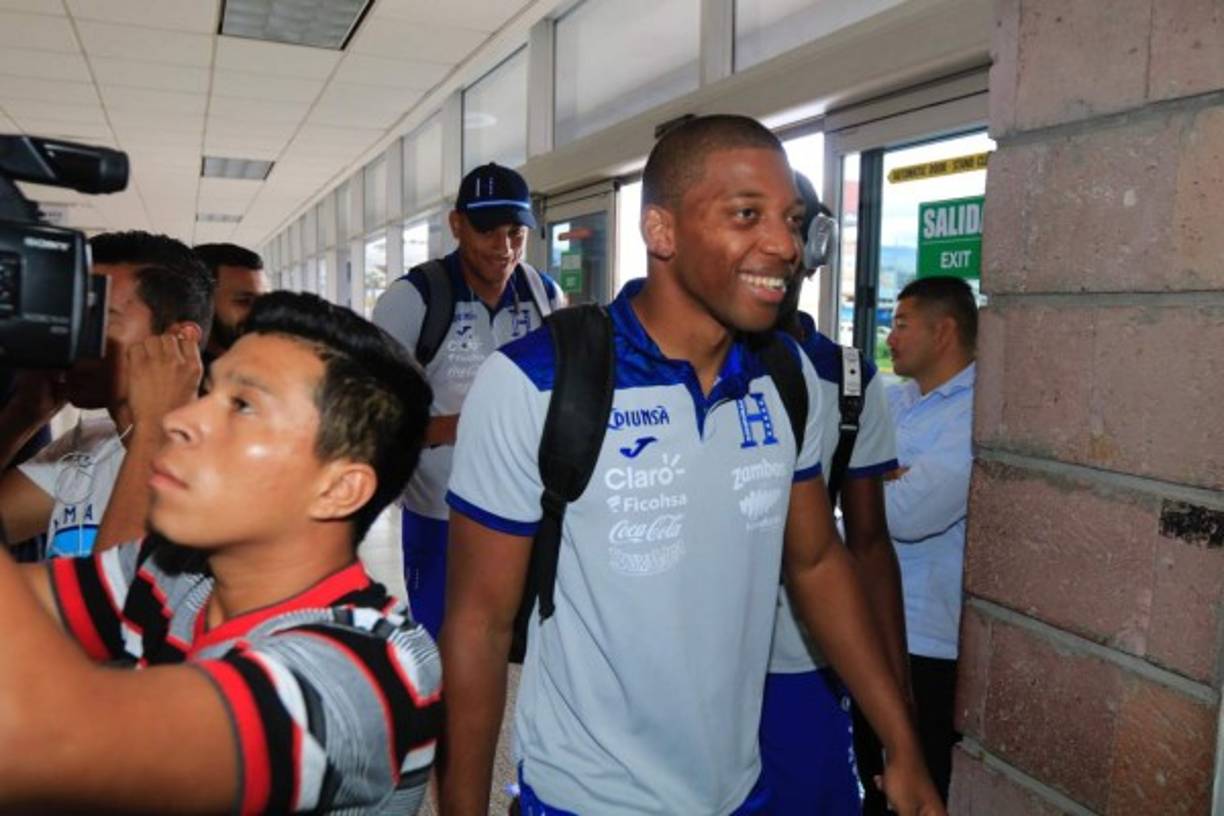 Luis 'Buba' López, muy sonriente al salir de la terminal aérea.