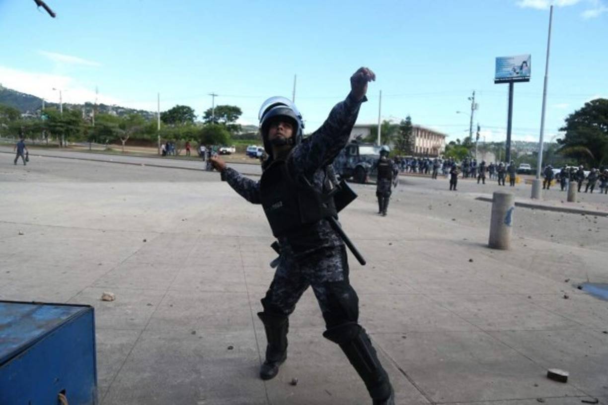 Los policías respondieron a las agresiones con gases lacrimógenos.