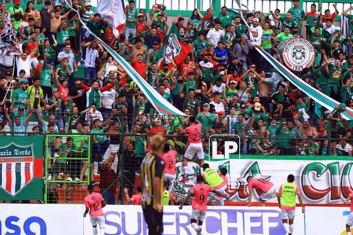 Los jugadores del Marathón se subieron al alambrado para festejar con los aficionados del Marathón el 2-0 de Juan Vieyra.