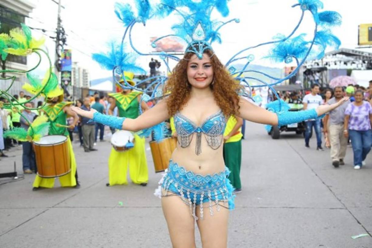 El bulevar Suyapa quedó listo desde la noche del viernes con decoración, tarimas y casetas para el deleite de los capitalinos.