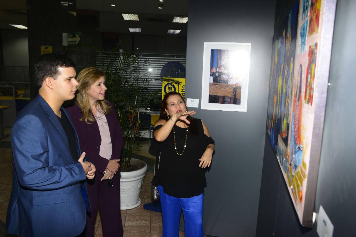 La artista Sulim Trejo explica sobre su obra “El cielo es el límite” a los invitados. 