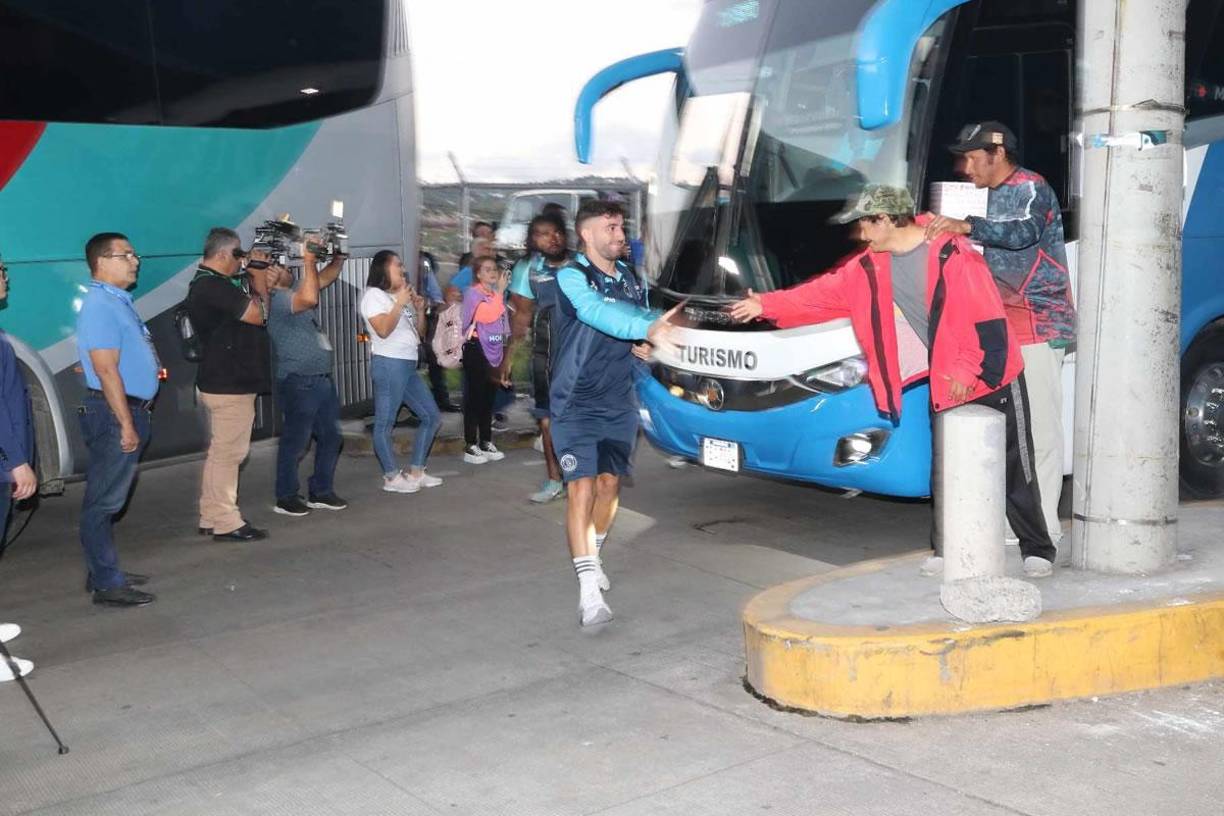 Agustín Auzmendi llegó sonriente al Nacional y saludando a los aficionados. El delantero argentino se despide esta noche del Motagua ya que ha fichado por el Godoy Cruz de Argentina.