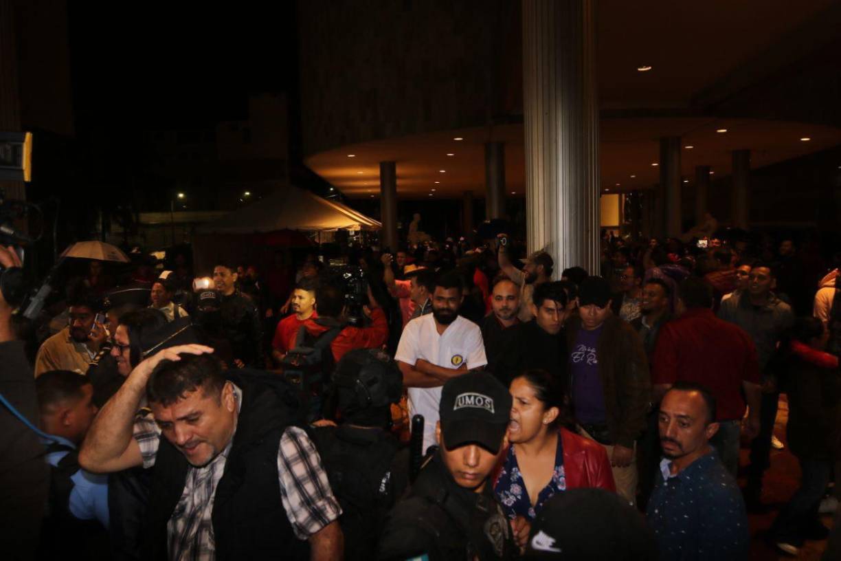 Los bajos del Congreso Nacional se llenaron de simpatizantes de Libre que según ellos la oposición quiere imponer una junta directiva paralela.