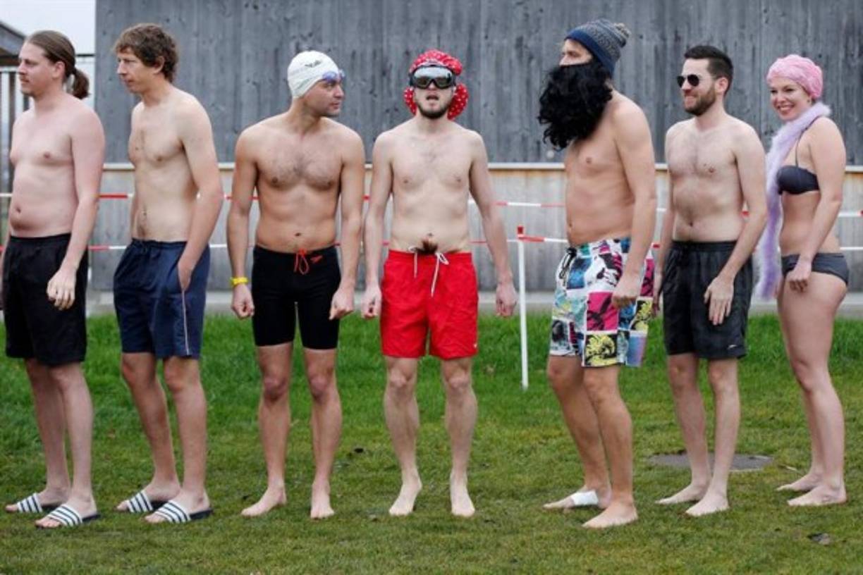 Varios valientes bañistas se preparan para entrar en las frías aguas de lago Moossee en Moosseedorf (Suiza) hoy, 31 de diciembre de 2015, para participar en el tradicional chapuzón de Nochevieja.