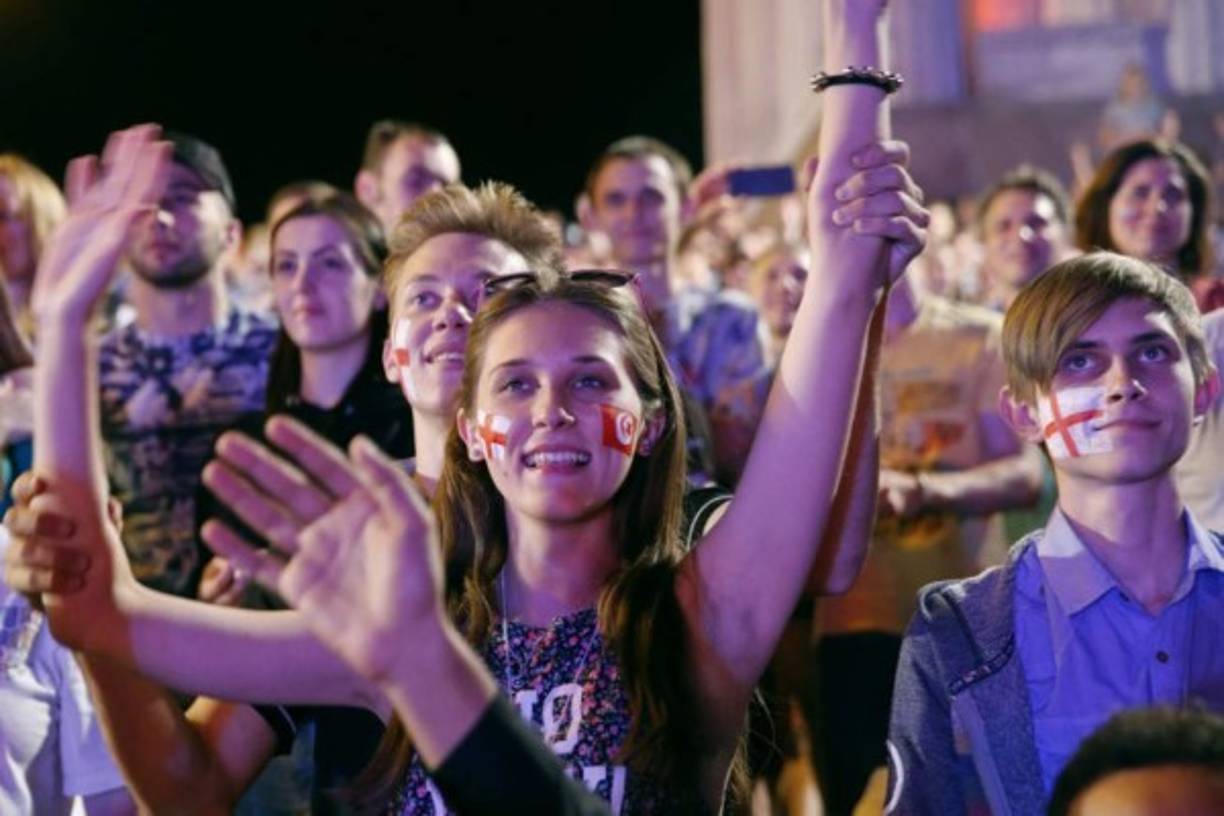 Esta bella fan inglesa estuvo apoyando a su selección. Foto AFP
