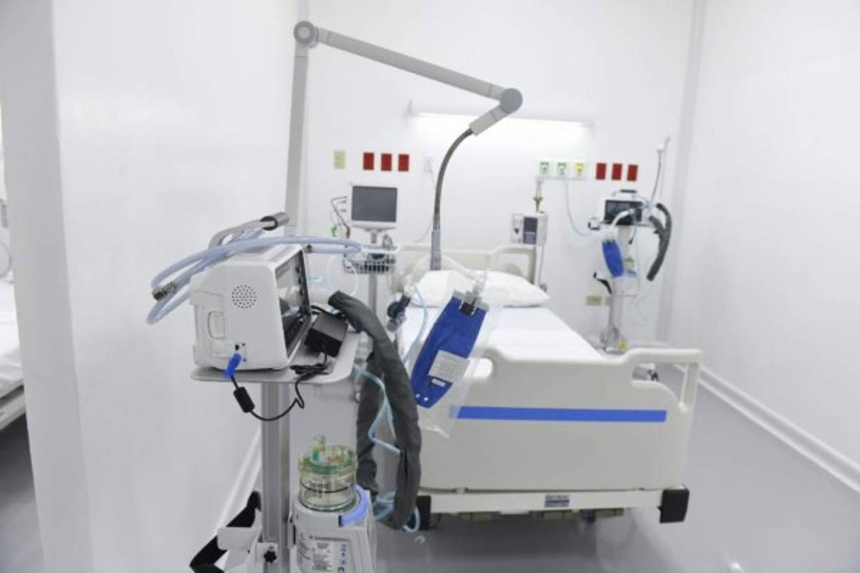 Según Bukele, el nuevo hospital será ampliado en los próximos meses hasta contar con un total de 2.000 camas para hospitalización.