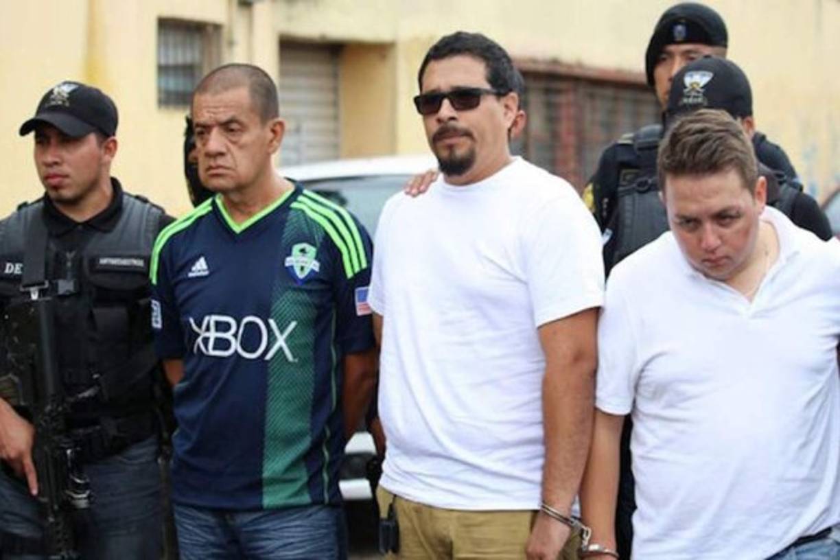 Tres supuestos integrantes de una banda de secuestradores internacional conocida como 'Los Catrachos' fueron capturados por agentes de la Policía Nacional Civil guatemalteca y la Fuerza de Tarea Contra el Secuestro del Ministerio de Gobernación cuando pretendían cobrar un rescate de un hombre de 22 años al que mantenían secuestrado en un sector de Petén.