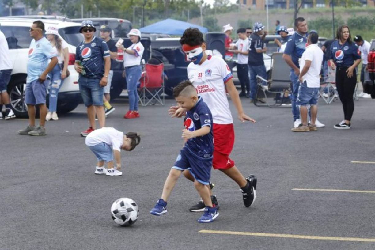 Los pequeños se dieron tiempo para una potra antes de que inicie el Olimpia vs Motagua.