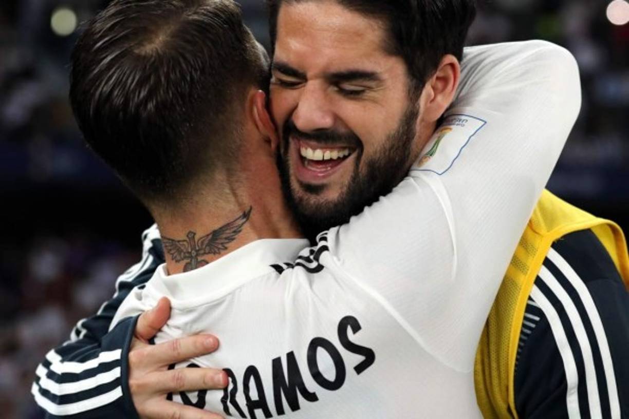 Sergio Ramos después le dedicó el gol a Isco Alarcón, que no pasa desde luego por su mejor momento en el Real Madrid al ser suplente para Solari. Sergio lo celebró con sus compañeros de campo y después se fue a abrazar al malagueño.