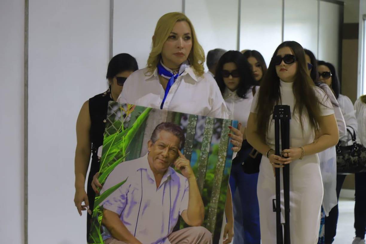 La dama ha expresado su profundo dolor por el fallecimiento de Moisés Canelo, quien partió de este mundo debido a complicaciones de salud. 