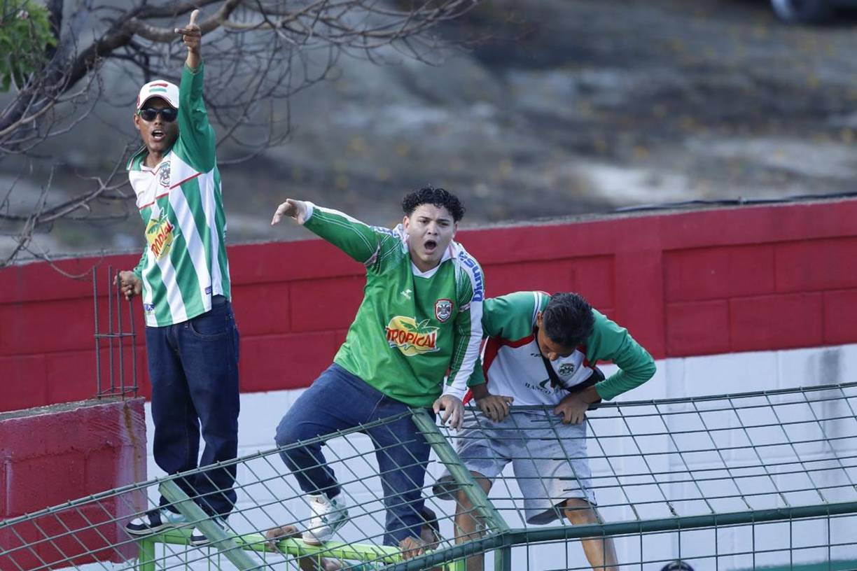 “Que se vayan todos, que no quede ni uno solo”, cantaban los aficionados del Marathón a sus jugadores.