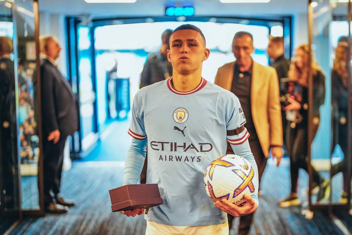 Phil Foden también se llevó a casa otro balón por su triplete.