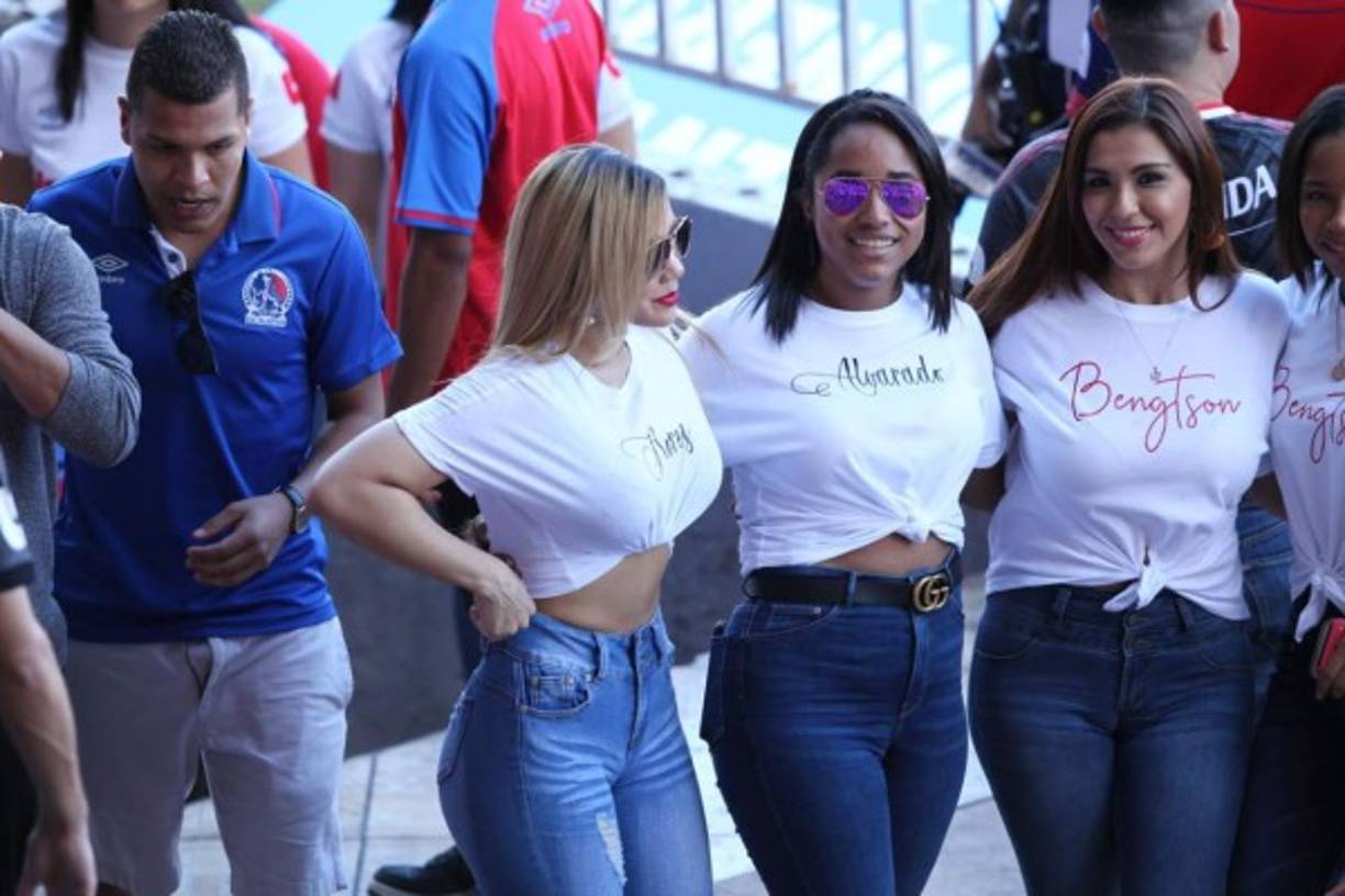 Las parejas de los jugadores del Olimpia fueron sensación en el estadio Nacional.