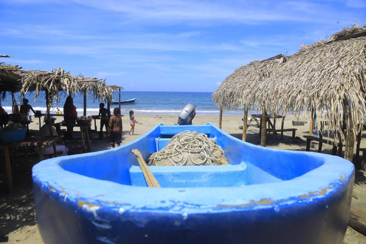 Los guías turísticos previo a abordar las lanchas explican los recorridos que harán así como la importancia de siempre mantener puestos sus chalecos salvavidas.
