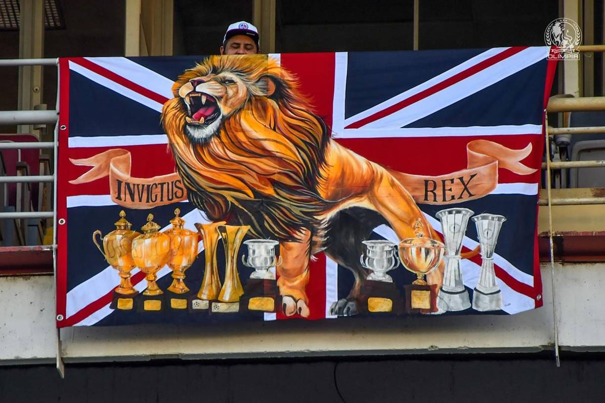 Una hermosa manta de un aficionado olimpista en el palco del estadio Olímpico.