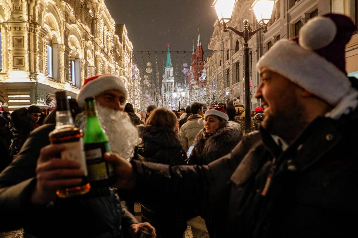 La gente se reúne cerca de la Plaza Roja en la víspera de Año Nuevo en Moscú, Rusia, el 31 de diciembre de 2021.