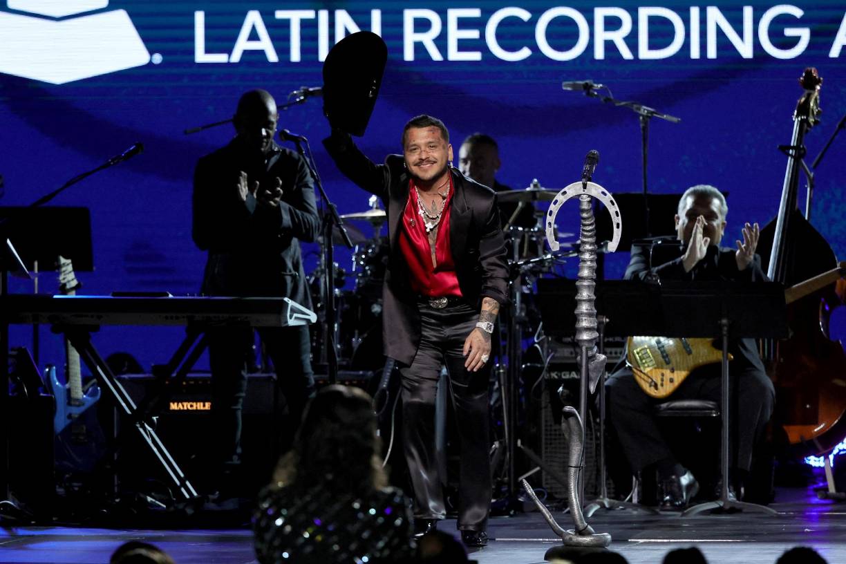 Christian Nodal se convirtió en el más ovacionado de la noche al cantar “Mi Eterno Amor Secreto”. “Es una felicidad cantar un tema favorito de uno de mis grandes ídolos. Hace tres años te vi en Guadalajara y al sentir tu abrazo sentí que hay algo espiritual. Te admiro muchísimo espero tener el placer de conocerte más”, dijo.