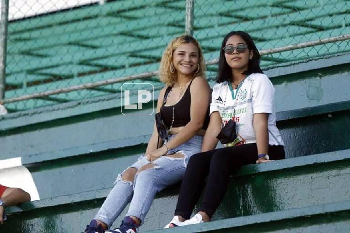Dos aficionadas en las gradas del estadio Excélsior.