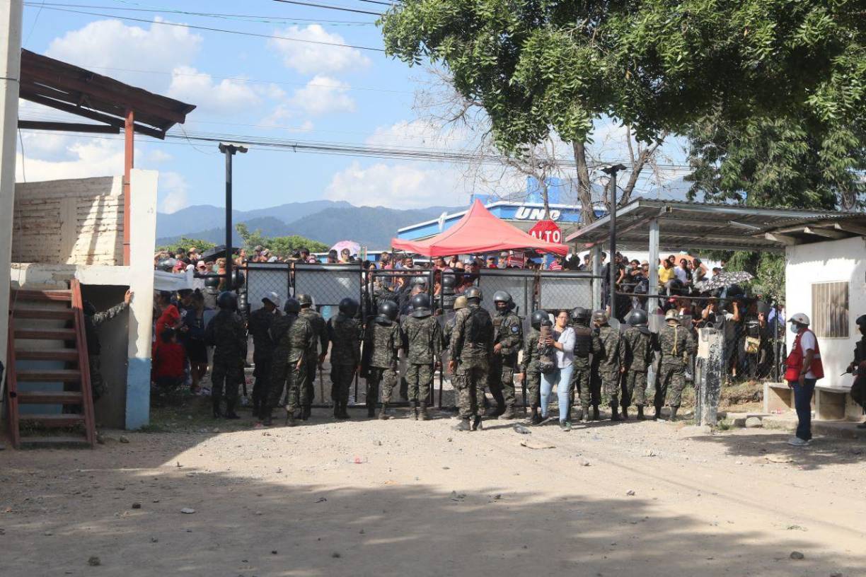 Familiares de reos esperan información de sus parientes