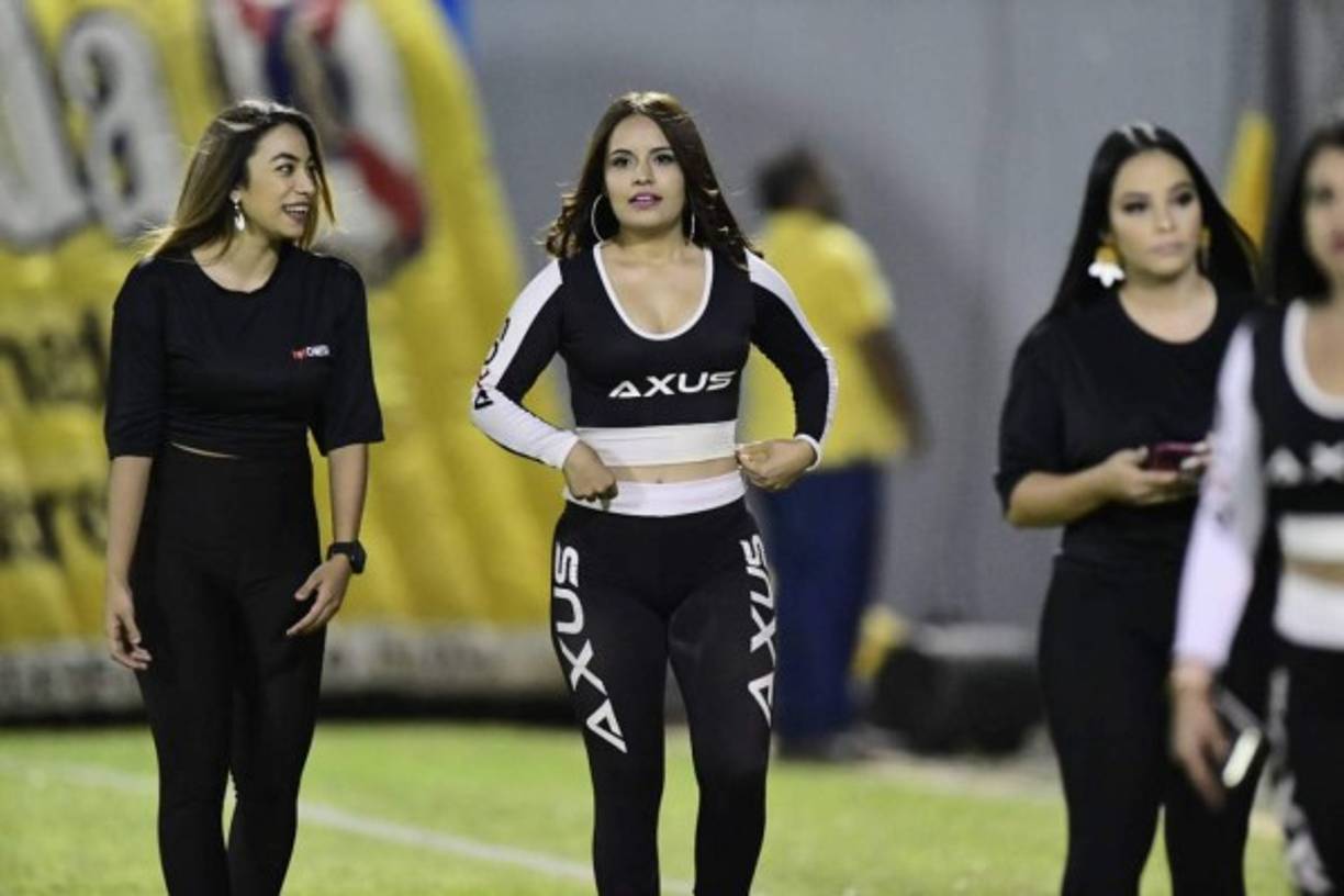 Hermosas modelos se pasearon por la cancha del estadio Morazán.
