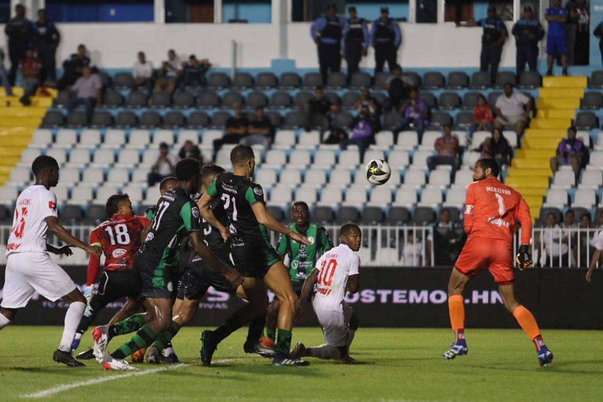 La secuencia en imágenes del polémico gol de Edrick Menjívar tras la mano de Edwin Solani Solano.
