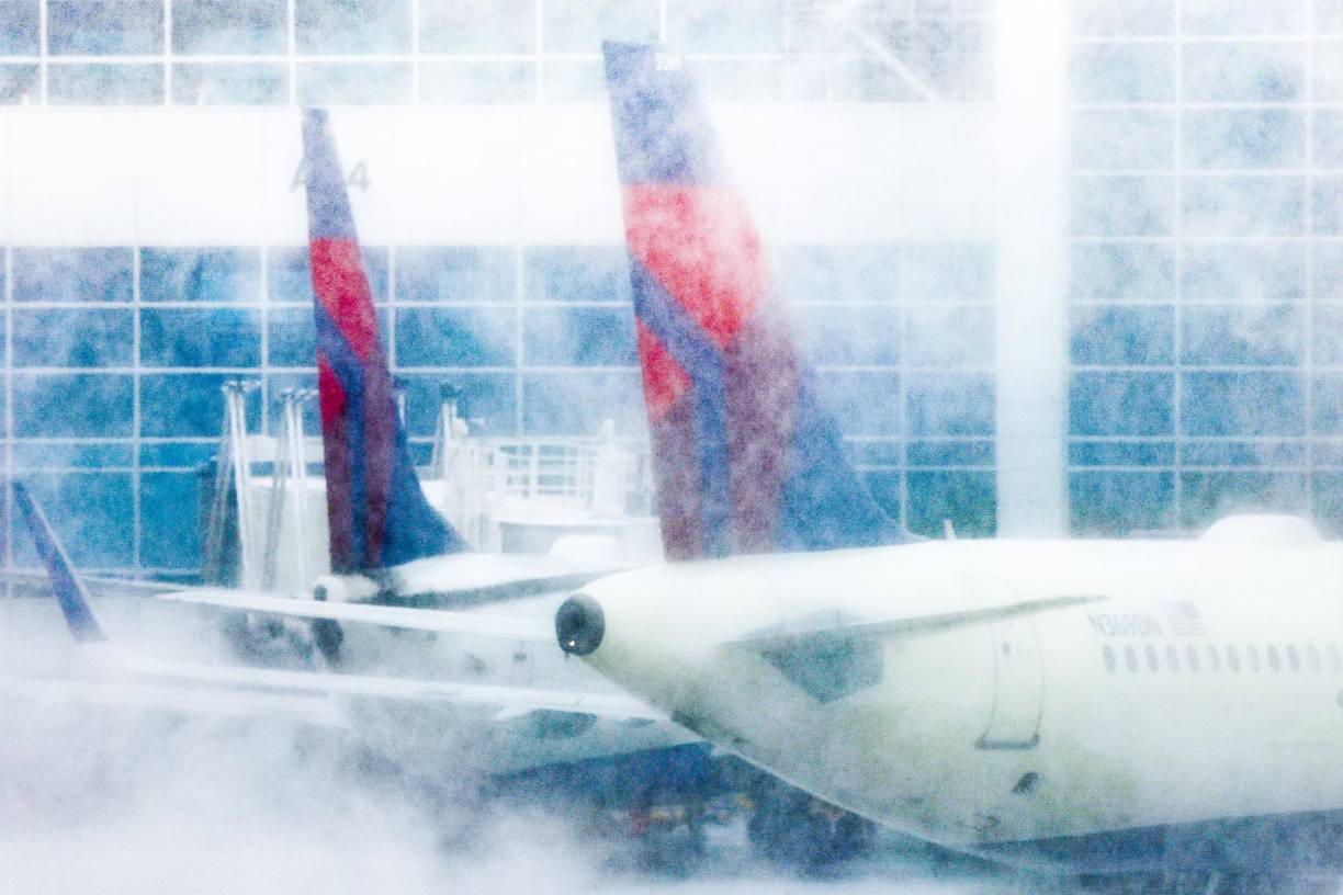 La tormenta invernal que afecta a una parte del oeste y del centro de Estados Unidos ha causado la cancelación de más de 1.636 vuelos y el retraso de otros casi 7.000 hasta este miércoles, según el portal Flight Aware.