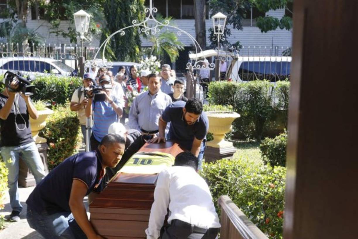 Luego del funeral, se realizó una misa de cuerpo presente en la Parroquia Nuestra Señora de Guadalupe de La Lima.