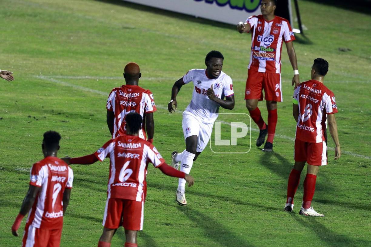 José García, feliz corriendo entre jugadores del Vida a celebrar su gol, el 0-3 del Olimpia.