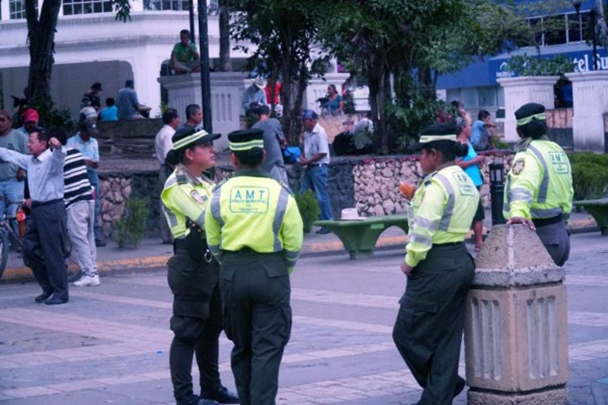 Policías municipales resguardan el parque central de la ciudad.