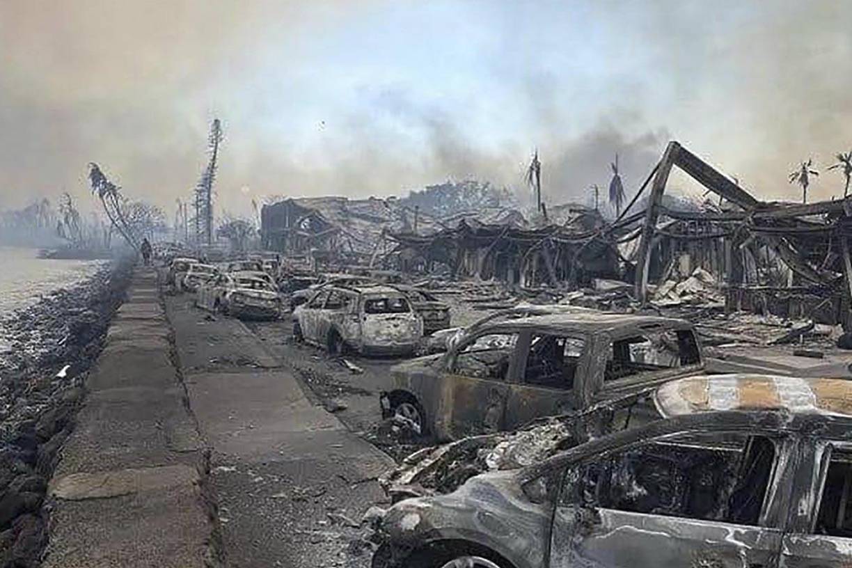 Miles de personas quedaron sin hogar a causa del incendio forestal que arrasó una localidad en Hawái, informó el jueves el gobernador de ese estado estadounidense, Josh Green. 