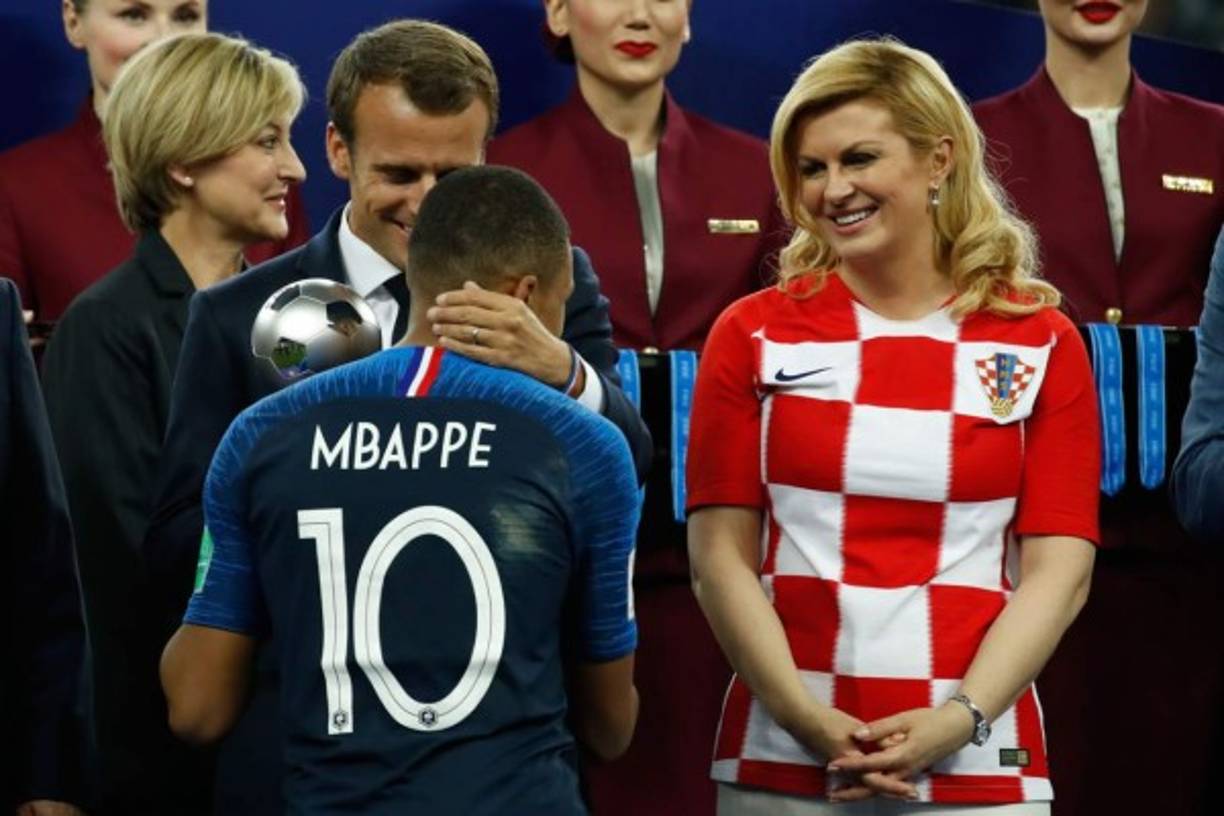 Kolinda Grabar-Kitarovic, presidenta de Croacia, observa como Emmanuel Macron felicita a Mbappé.