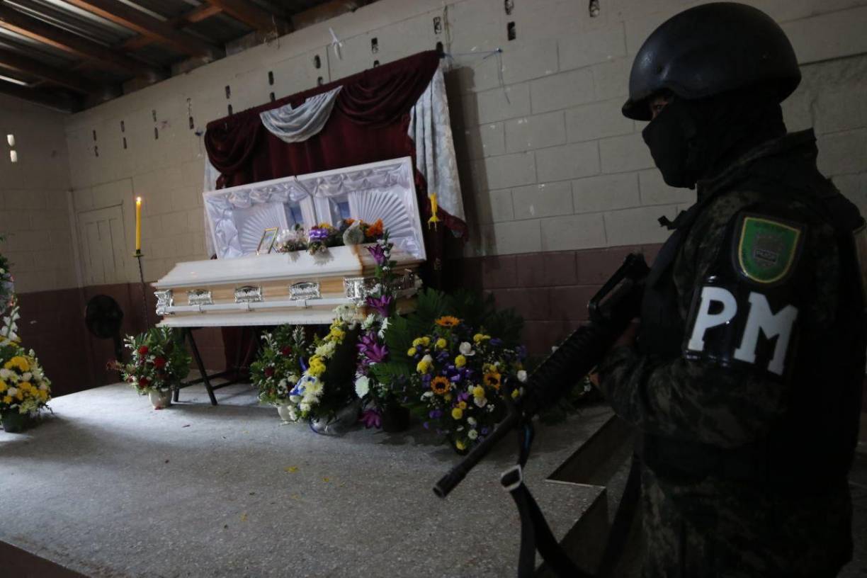 Ahora son los agentes de la Policía Militar quienes resguardan su féretro. 