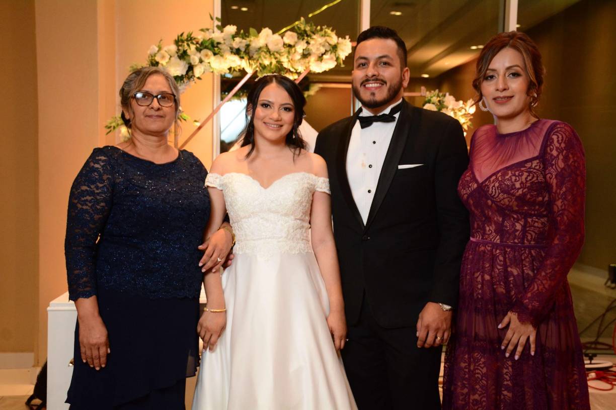 Alma Girón, Erika Álvarez, Jorge Monzón y Fabiola Monzón 