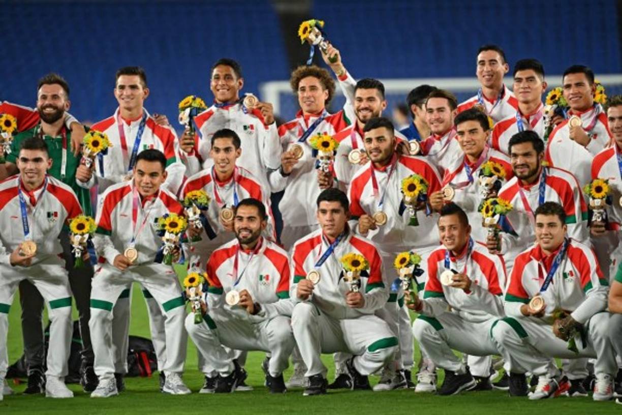 El plantel de México estuvo en la premiación del fútbol masculino recibiendo la medalla de bronce.