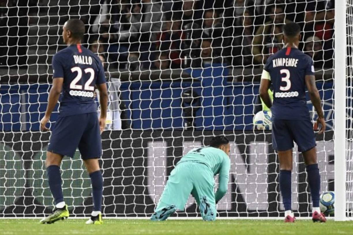 El segundo gol que recibió Keylor Navas y que significó el 2-0 del Reims se dio en el minuto 90 y fue por intermedio de Boulaye Dia. El tico tuvo que ir a sacar la pelota del fondo de las redes.
