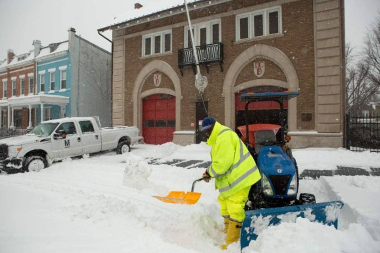 Los residentes han tenido que ponerse a trabajar ante la acumulación de nieve.