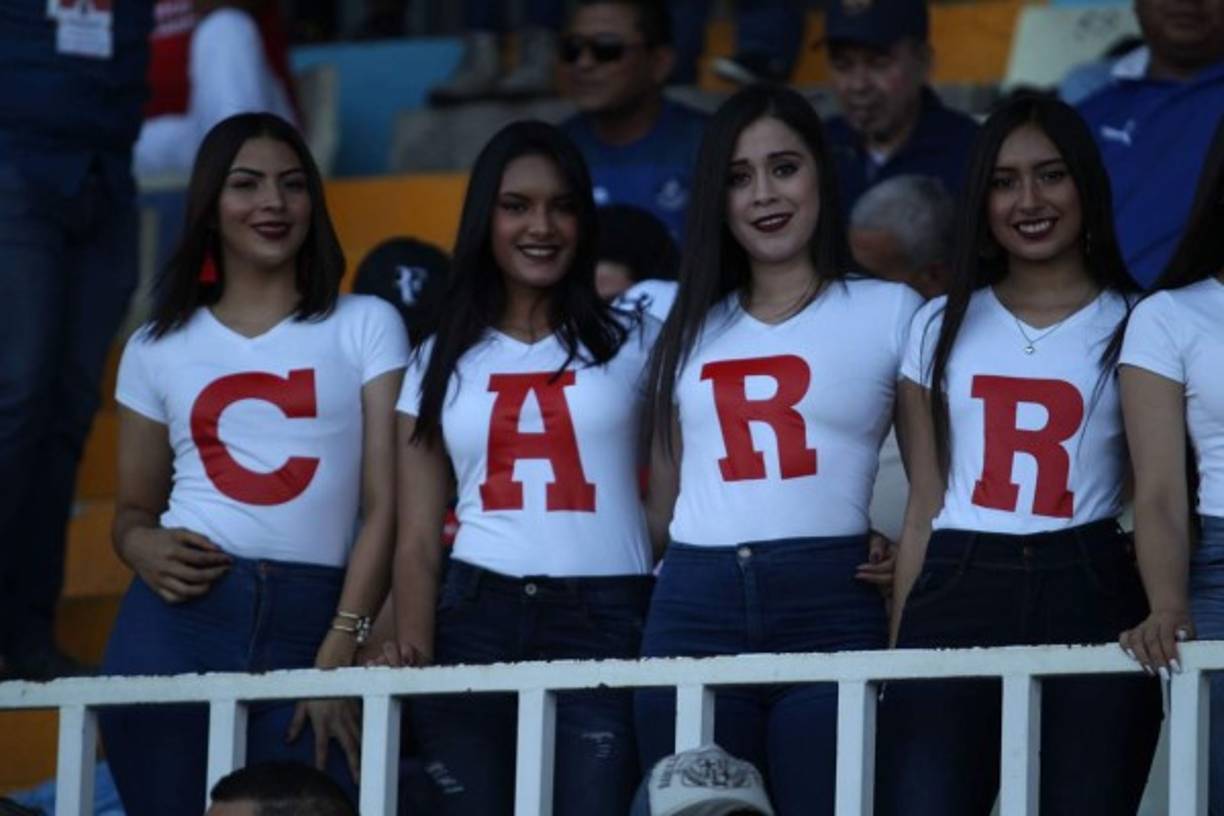Las chicas Carrion roban miradas en las graderías.