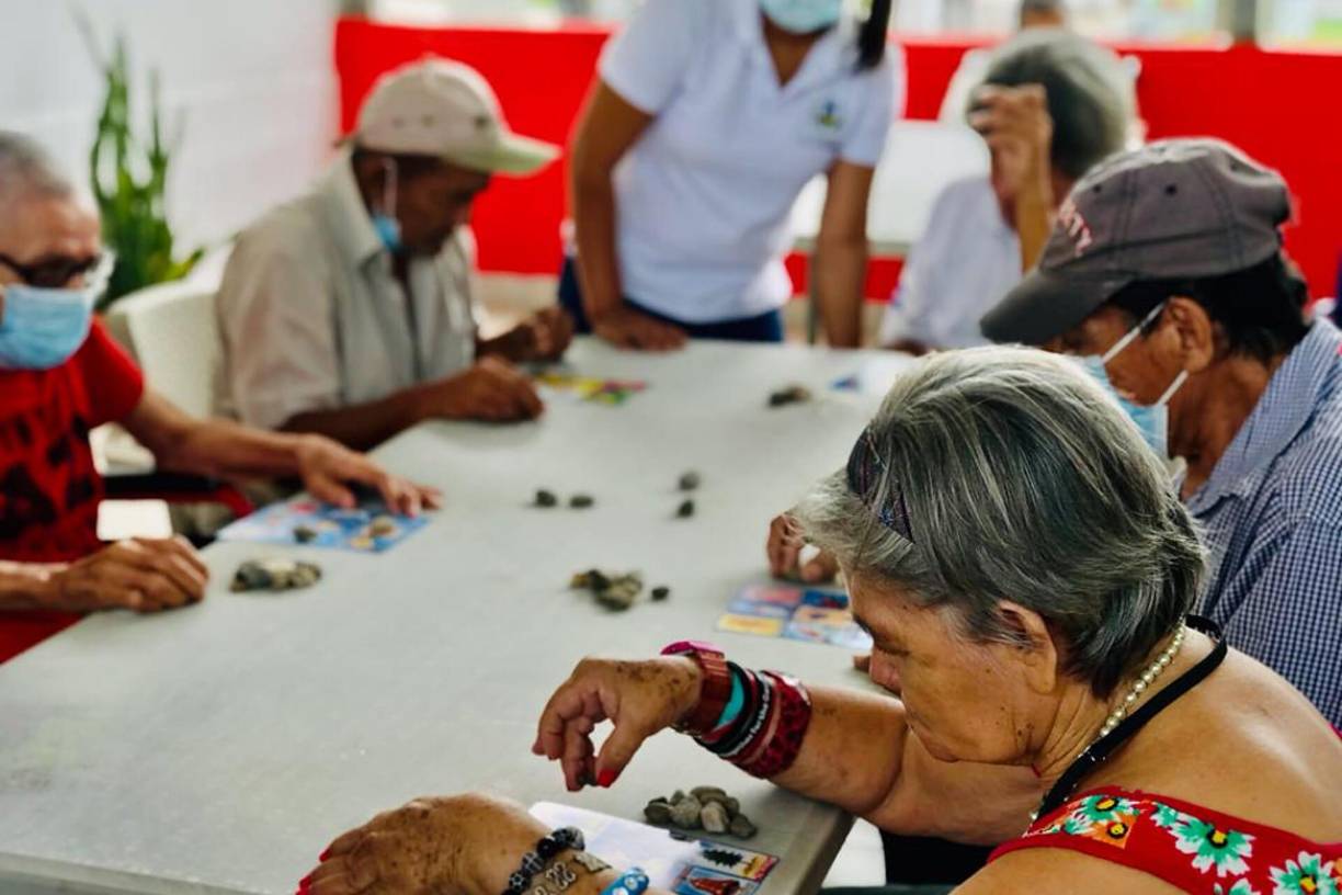 A la fecha, Antonio suma más de 20 años de experiencia y ha trabajado en diferentes hospitales de la ciudad, ya que debido a su edad le fue imposible encontrar una plaza en el sector público. 