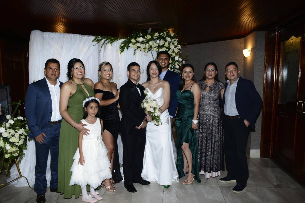 Los novios posaron para varias fotografías del recuerdo junto a sus seres queridos. 