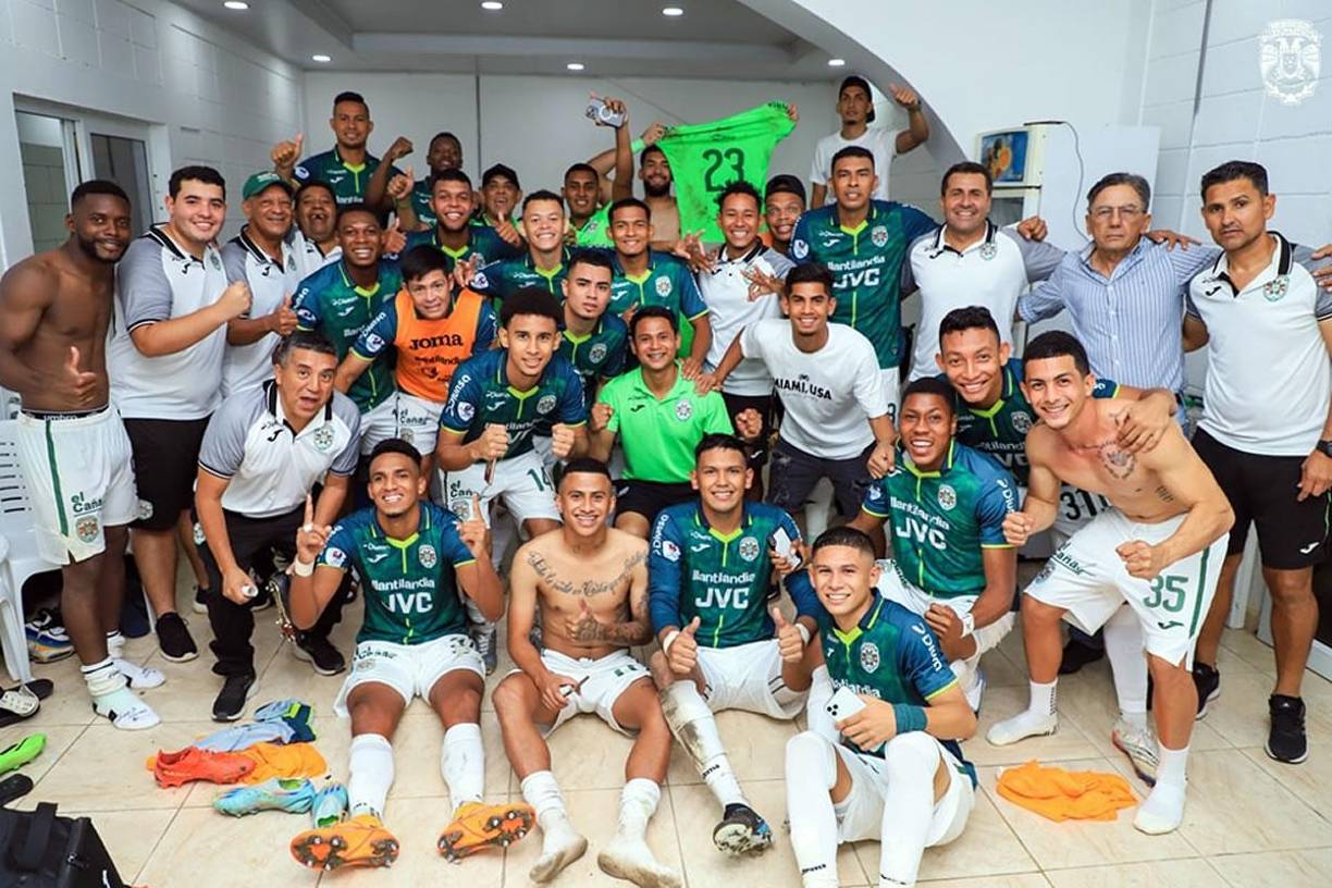 Así celebraron los jugadores y cuerpo técnico del Marathón en el vestuario del Morazán tras ganar el Clásico sampedrano.