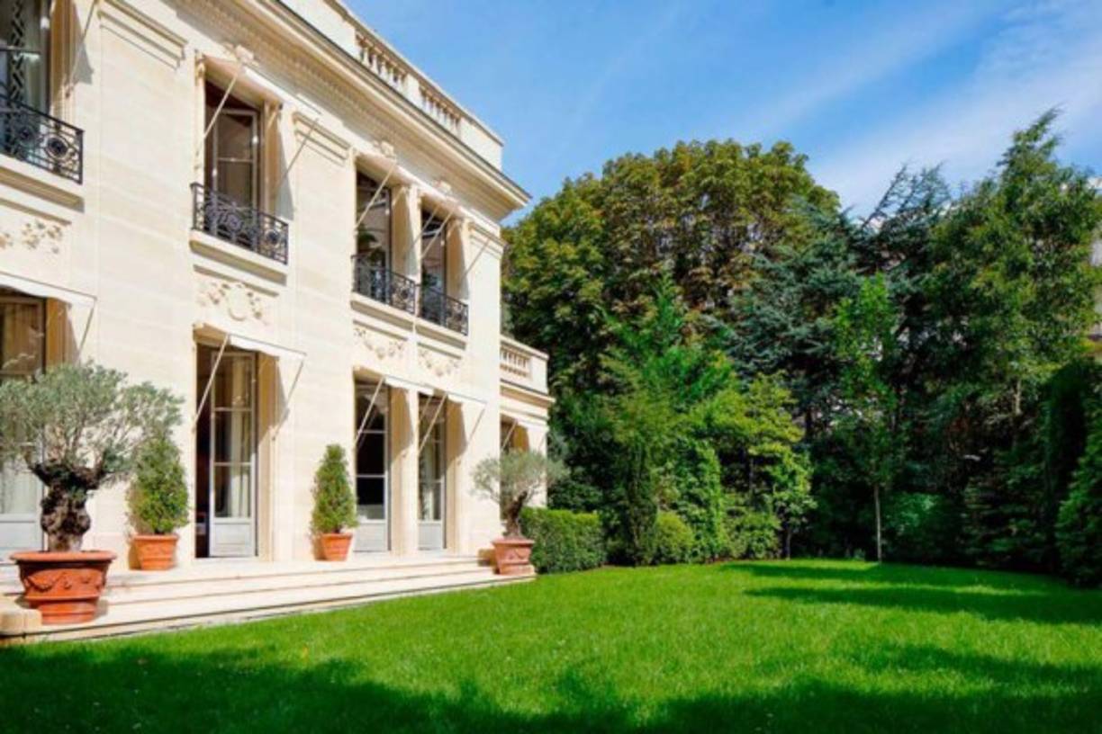 En segundo lugar se propuso una casa de 1.370 m2 cuyo valor sería de u$s23,5 millones en caso de comprarla. En este caso se incluye tres pisos más el sótano conectado por ascensor, casa de invitados y apartamento de conserje. Foto Inmobiliaria Barnes.