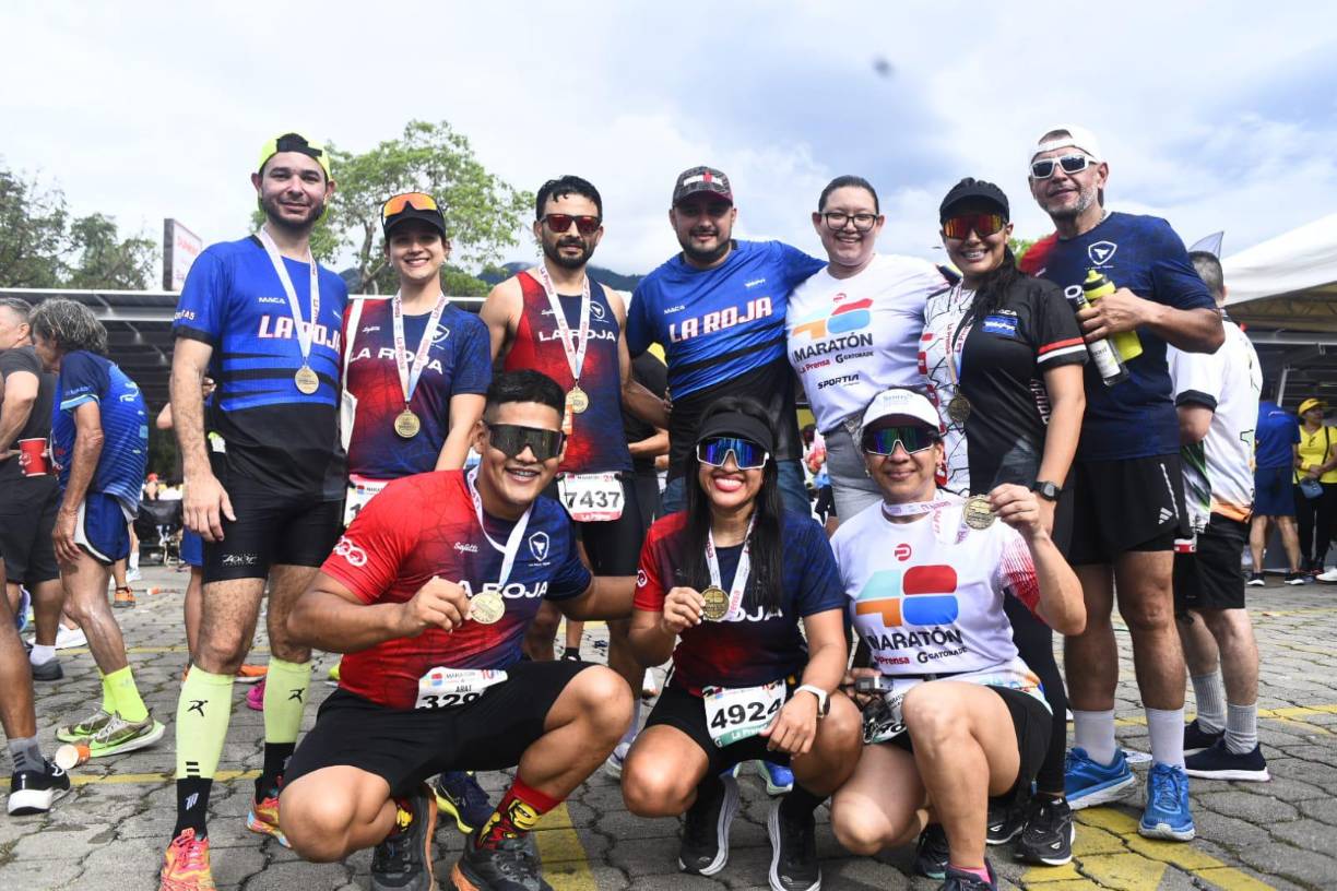 La histórica foto con sus respectivas medallas luego de haber completado la carrera en la 48 edición de La Maratón La Prensa. 