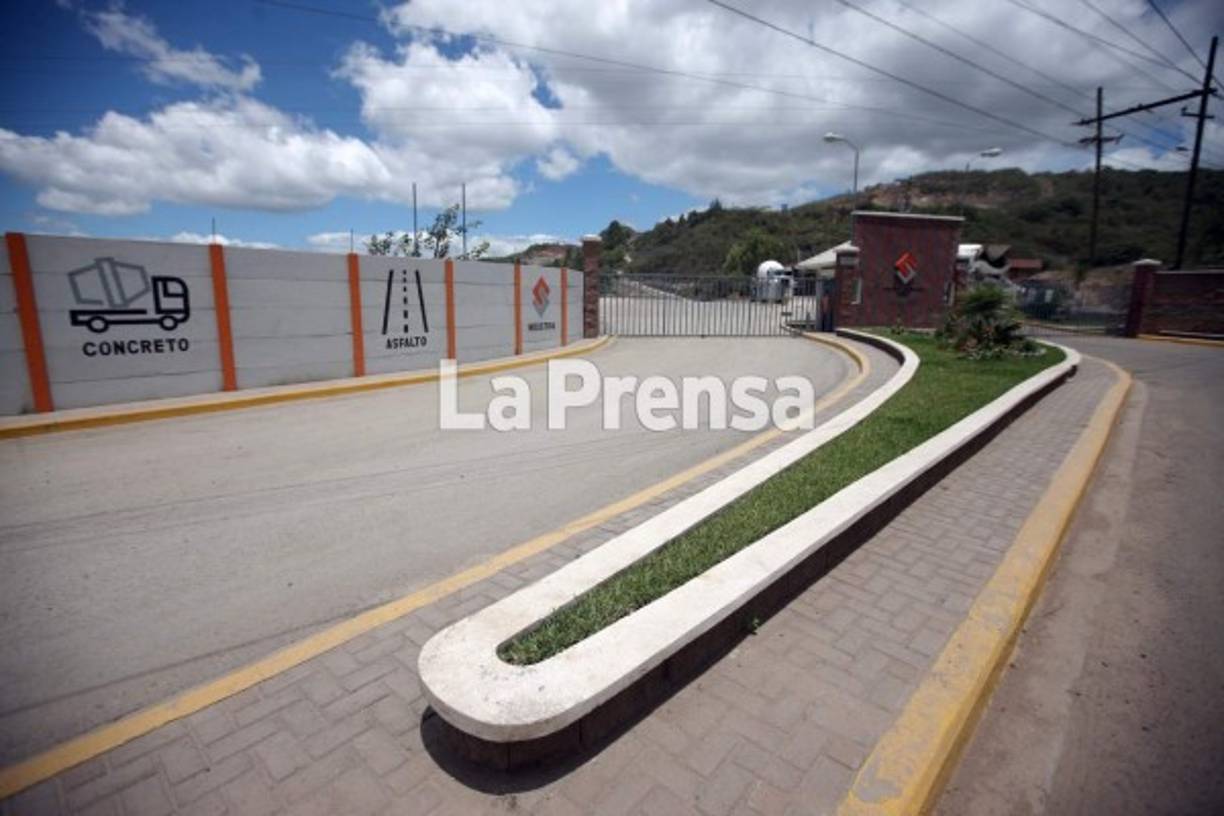 En el caso de Elvin Santos, jefe de la bancada del Partido Liberal (PL) se le aseguró un plantel de la empresa Santos y Compañía ubicado en las cercanías a la colonia Villeda Morales de Comayagüela.